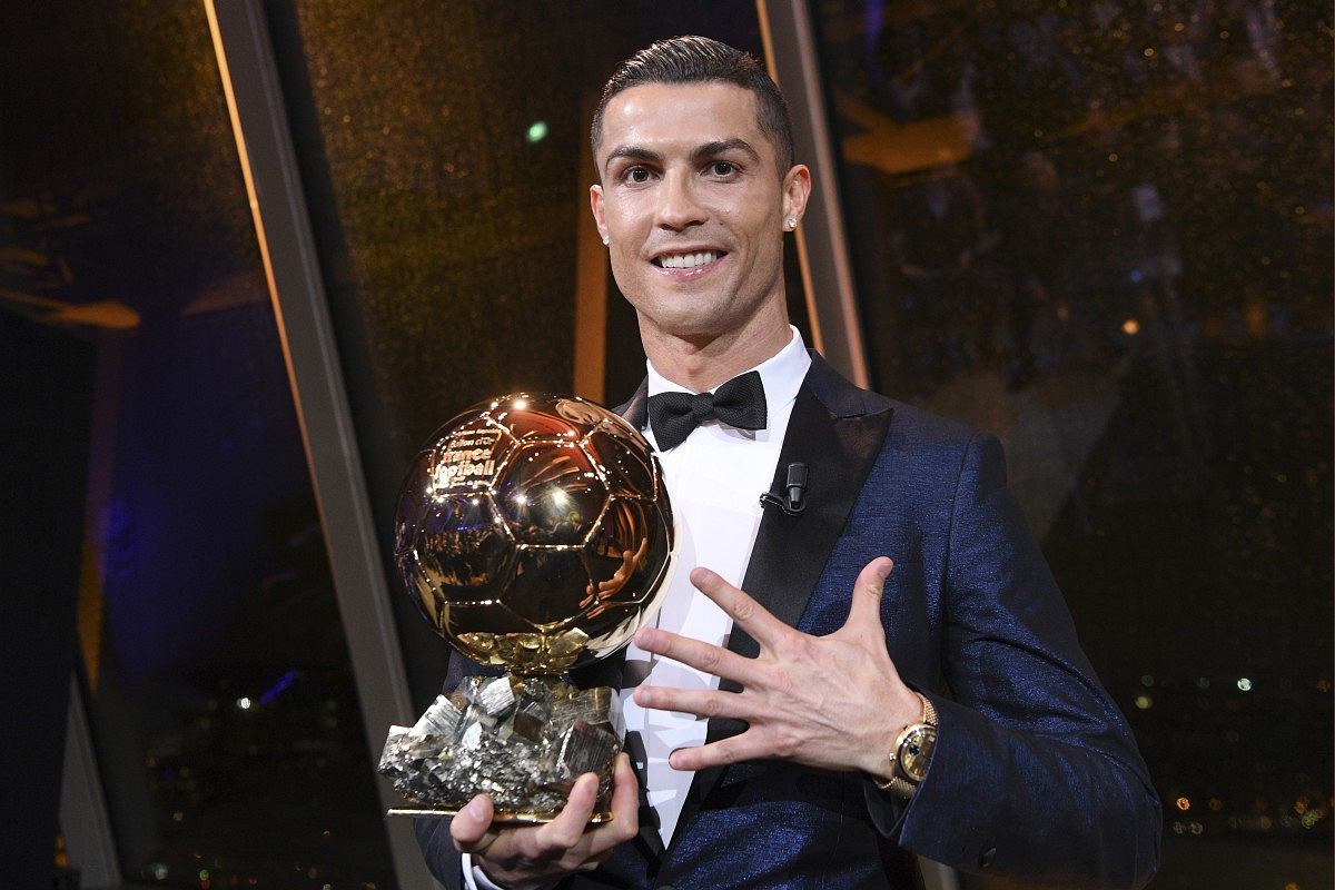Ronaldo z trofeum Złotej Piłki
